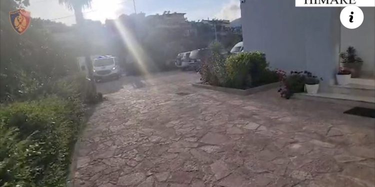 VIDEO/ Shiste doza të lëndës narkotike kokainë në një tabakino, arrestohet i riu në Himarë