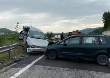 VIDEO/ Aksident i rëndë në Elbasan, vdes i mituri dhe plagosen tre të tjerë