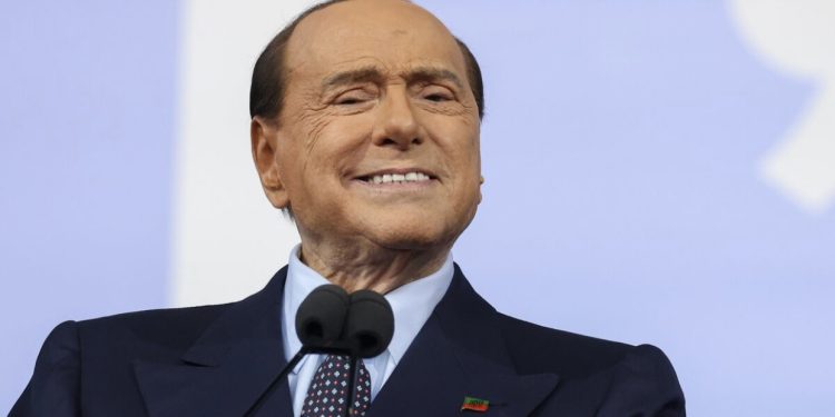 FOTO/ Publikohet fotoja e fundit e Berlusconit para se të vdiste
