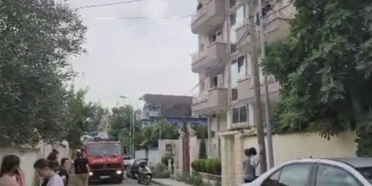 Përfshihet nga flakët konvikti i vajzave në Elbasan, ende nuk dihen shkaqet