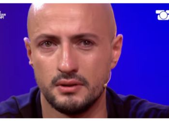 VIDEO/ E merr malli për mamin, Kristi qan me ngashërim në studio: Me ardhjen në Shqipëri…