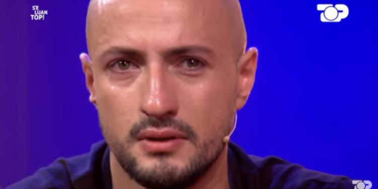 VIDEO/ E merr malli për mamin, Kristi qan me ngashërim në studio: Me ardhjen në Shqipëri…