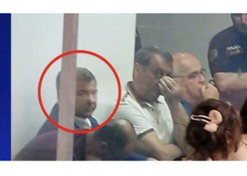 FOTO/ Vangjush Dako brenda kafazit në Gjykatën e Posaçme