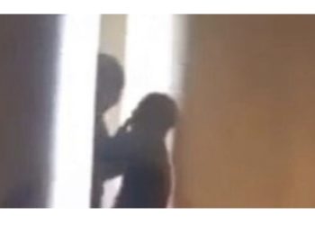 VIDEO/ E rëndë në Kosovë/ Mësuesi i shkollës fillore puth me forcë nxënësen e klasës së 7-të