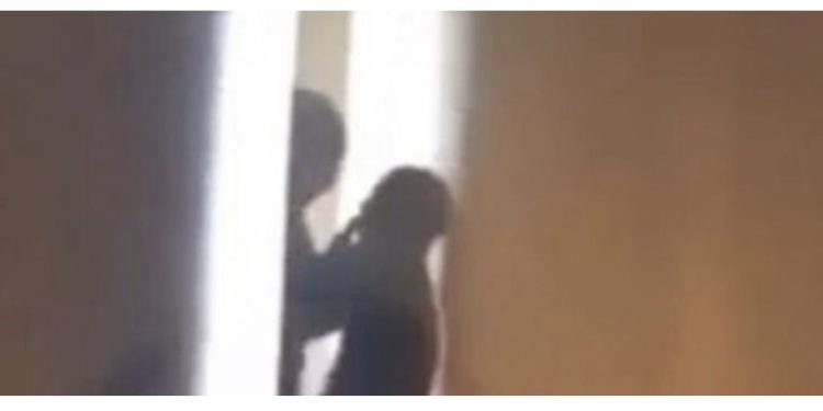 VIDEO/ E rëndë në Kosovë/ Mësuesi i shkollës fillore puth me forcë nxënësen e klasës së 7-të