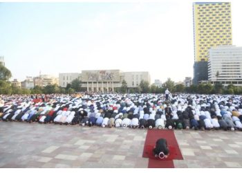 Sot Kurban Bajrami, besimtarët falin namazin në sheshin Skëndërbej