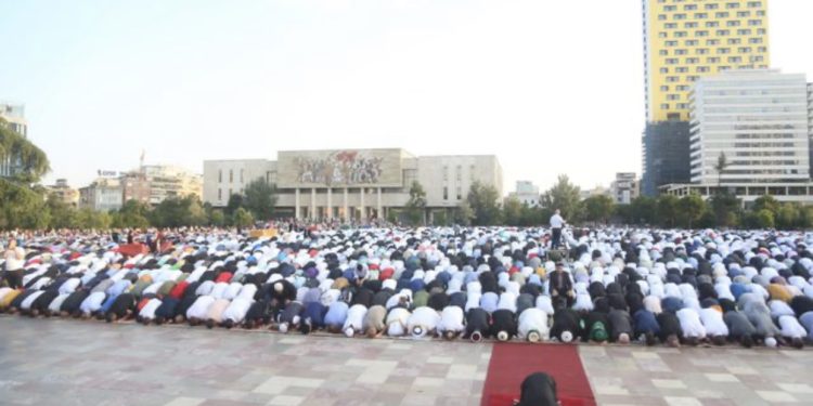 Sot Kurban Bajrami, besimtarët falin namazin në sheshin Skëndërbej