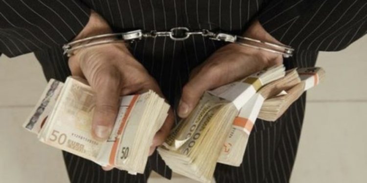 EMRI/ Nëpërmjet mashtrimit përvetësoi 3 mln euro, arrestohet agjentja postare në Korçë, i sekuestrohen 2 makina