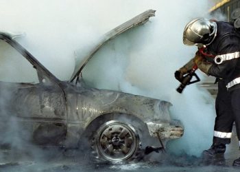 Përfshihet nga flakët makina në autostradën Tiranë-Durrës