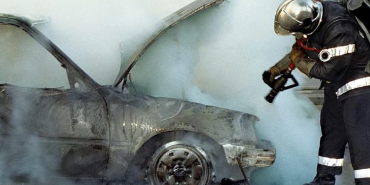 Përfshihet nga flakët makina në autostradën Tiranë-Durrës