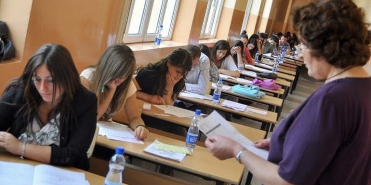 Ankth dhe stres! Ambulanca merr maturantin nga provimi