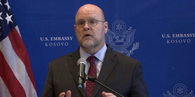 Ambasadori amerikan takohet me Kurtin: Po mendojmë si ta inkurajojmë Kosovën ta bëjë atë që duhet