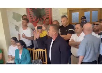 Socialisti në ikje i mbyll derën kryetarit të ri në Has: Turp, turp!