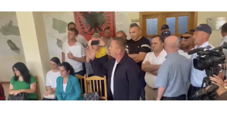 Socialisti në ikje i mbyll derën kryetarit të ri në Has: Turp, turp!