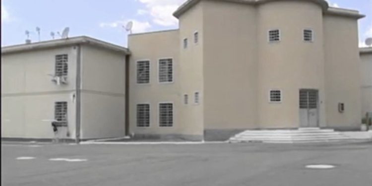 Lejonin futjen e drogës në qeli, pezullohen nga detyra 3 policë të burgut të Peqinit