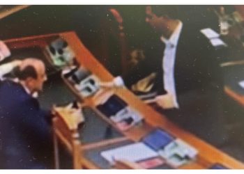 Hipokrizia e Lulzim Bashës, në darkë i dhunon deputetët, në mëngjes i shtrëngon duart