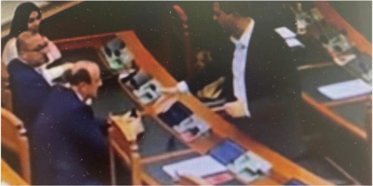 Hipokrizia e Lulzim Bashës, në darkë i dhunon deputetët, në mëngjes i shtrëngon duart