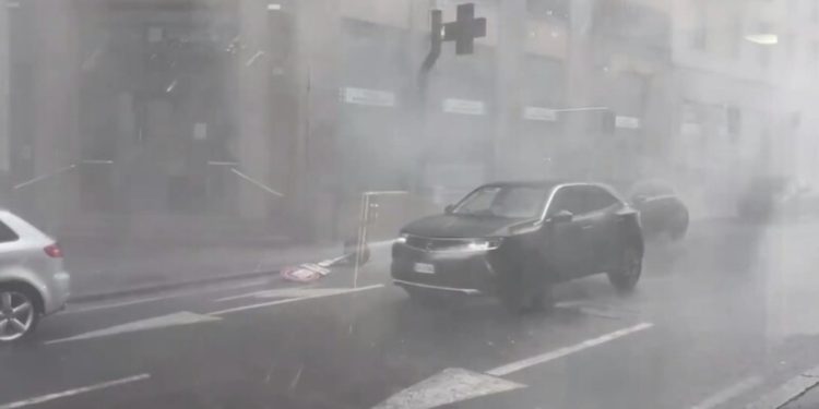 Stuhi “apokaliptike” në Itali/ Dëme të shumta dhe përmbytje, pema zë poshtë një 58-vjeçare