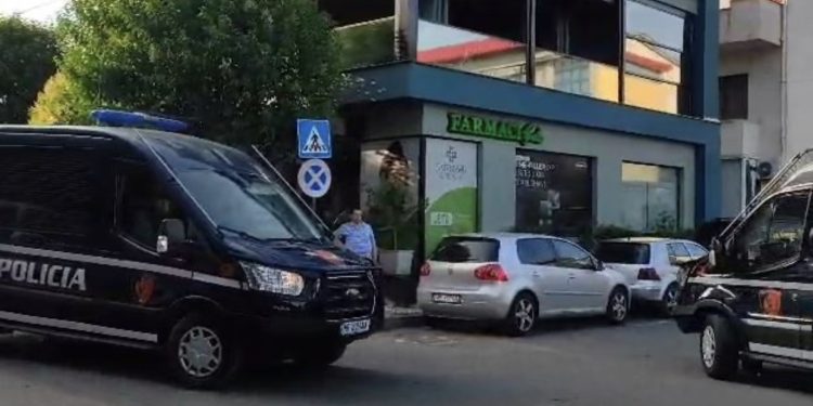 Forca të shumta policie zbarkojnë në Nikël, dyshimet e para