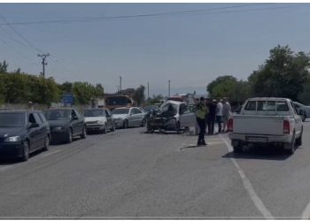 Autoboti me gaz përplaset me një makinë, drejuesi i mjetit në spital