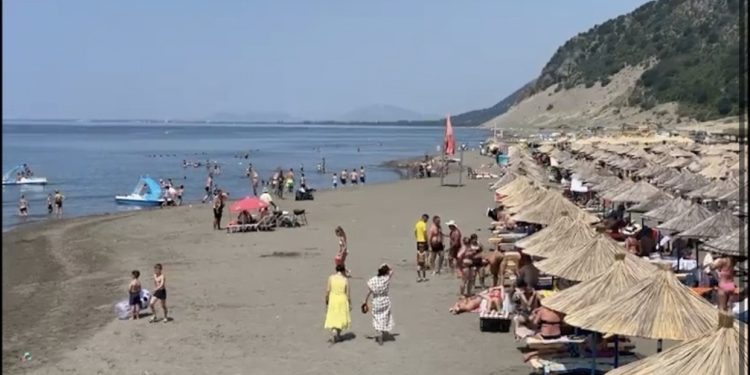 Parandalohet tragjedia në Shëngjin, shpëtohet nga mbytja pushuesi