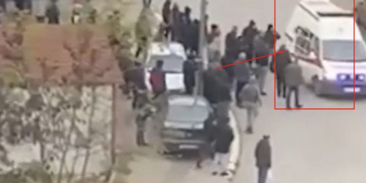 VIDEO/ Gazeta e huaj nxjerr videon: Ja si serbët shpërndanin armë me ambulancë në Veri të Kosovës