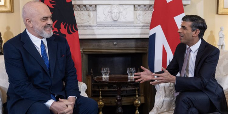 Hyn në fuqi marrëveshja Rama-Sunak, të burgosurit do transferohen në Shqipëri