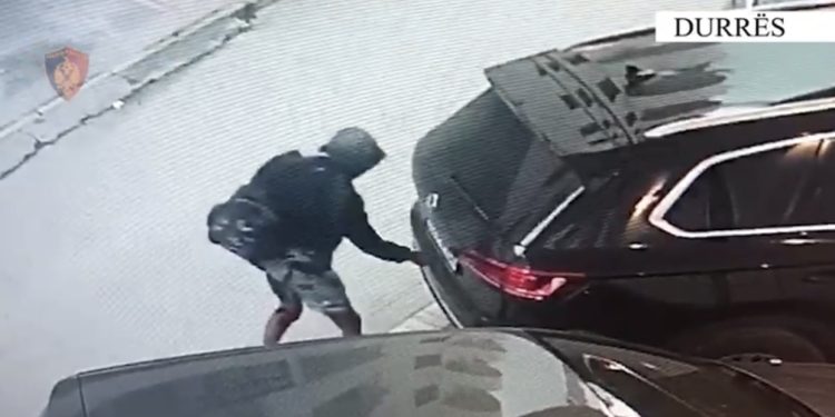 Vidhte targat e mjeteve të turistëve në Durrës dhe ua shiste grupeve kriminale, arrestohet 57-vjeçari