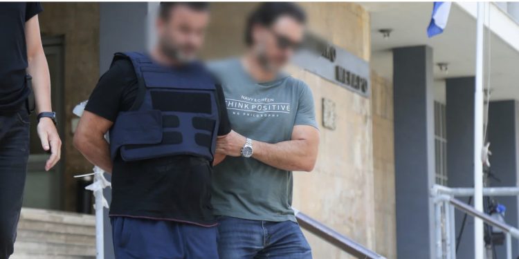 “Më jep lekët tani”! I rrethuar nga policët! Ky është shqiptari që vrau shokun