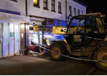 Ndodh në Angli: Hajduti shkon të vjedhë bankomatin me… buldozer