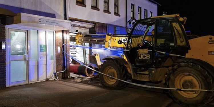 Ndodh në Angli: Hajduti shkon të vjedhë bankomatin me… buldozer