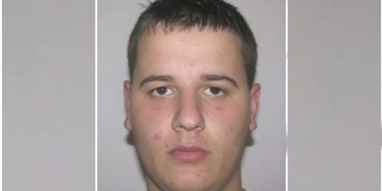 FOTO/ Ky është i riu që u ekzekutua mbrëmë në oborrin e shtëpisë