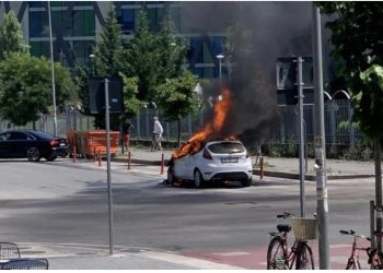 VIDEO-Merr flakë makina në Tiranë! Njerëzit e shuajnë me kova me ujë