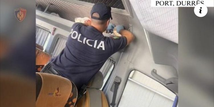 “Lumë” eurosh dhe mallra kontrabandë, arrestohet shoferi i furgonit Vlorë-Itali