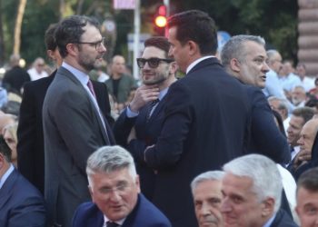 VIDEO/ Në ceremoninë e mikpritjes së Clinton në Tiranë edhe Alex Soros