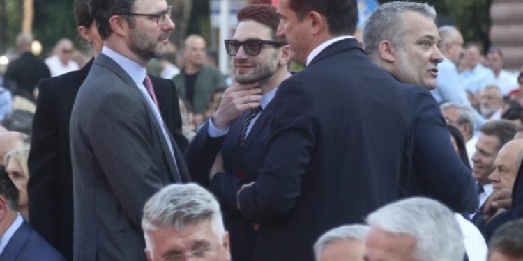 VIDEO/ Në ceremoninë e mikpritjes së Clinton në Tiranë edhe Alex Soros