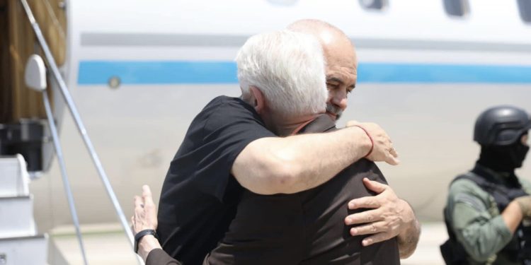 Bill Clinton largohet nga Shqipëria: Ishte e gjitha e jashtëzakonshme