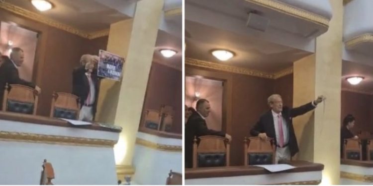 LIVE-Berisha niset me pankarta drejt foltores! E rrethon Garda