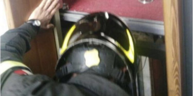 Gruaja gjendet e vdekur në ashensorin e bllokuar mes dy kateve