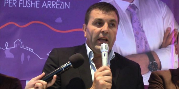 “Je i arrestuar”! Kush ia vuri hekurat natën ish-kryetarit të bashkisë?