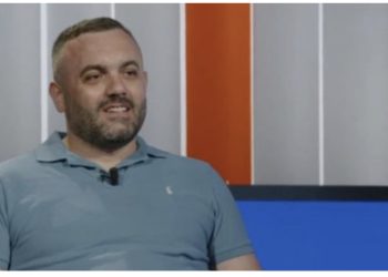 “Më përqafoi”, rrëfimi i kamarierit shqiptar që falënderoi në gjunjë Bill Clinton