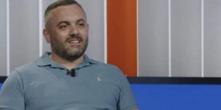 “Më përqafoi”, rrëfimi i kamarierit shqiptar që falënderoi në gjunjë Bill Clinton