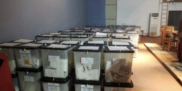 Zgjedhjet në Rrogozhinë, dorëzohen kutitë e votimit, pritet nisja e numërimit