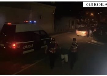 Transportonin emigrantë, braktis mjetin dhe shpallet në kërkim 25-vjeçari. Arrestohet një 17-vjeçar