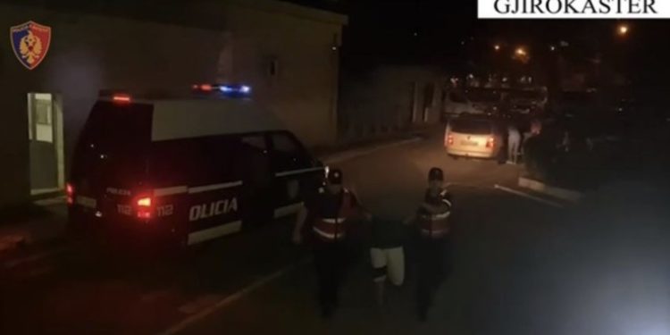 Transportonin emigrantë, braktis mjetin dhe shpallet në kërkim 25-vjeçari. Arrestohet një 17-vjeçar