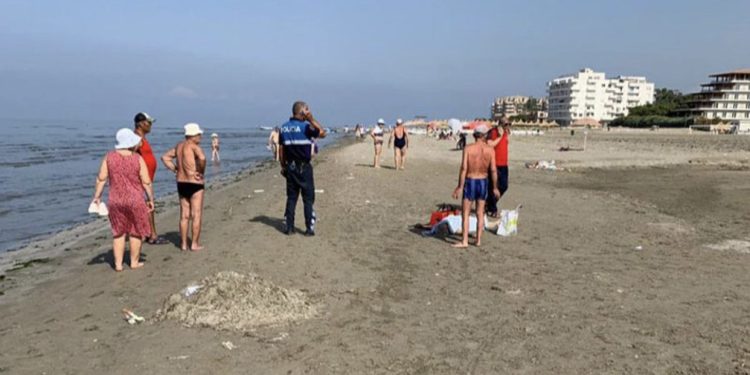 Erë dhe dallgë të forta, plazhi pa roje! Si u mbytën babai me fëmijët në Kavajë?