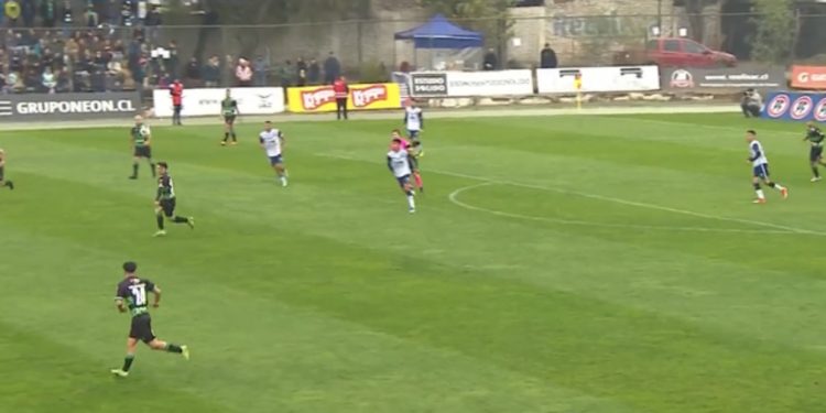 VIDEO/ E pazakontë, tërmeti ndërpret ndeshjen e futbollit