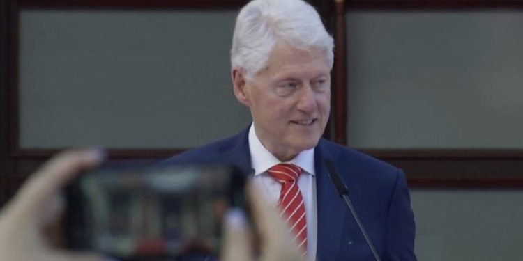 Bill Clinton flet për situatën në Veri të Kosovës: Ta ndalim këtë marrëzi