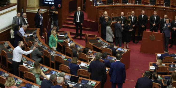 Grupi i Berishës kërkesë në Kuvend: Duam debat me Ramën për Ahmetajn