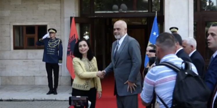 Albin Kurti i mbylli derën/ Vjosa Osmani pret kryeministrin Edi Rama
